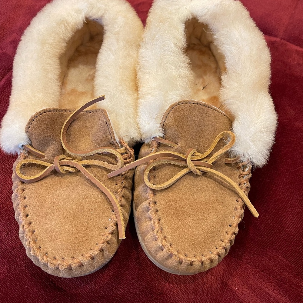 Minnetonka moccasins size 7